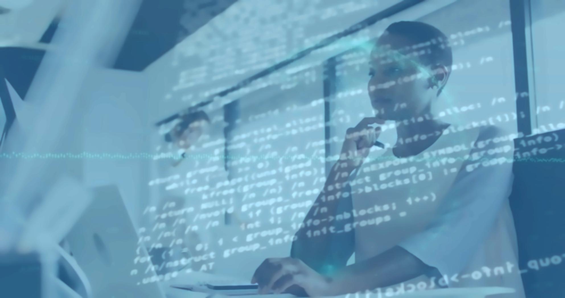 Yazılım geliştirme ekibinin ofiste bilgisayar başında beraber çalışırken görünümü