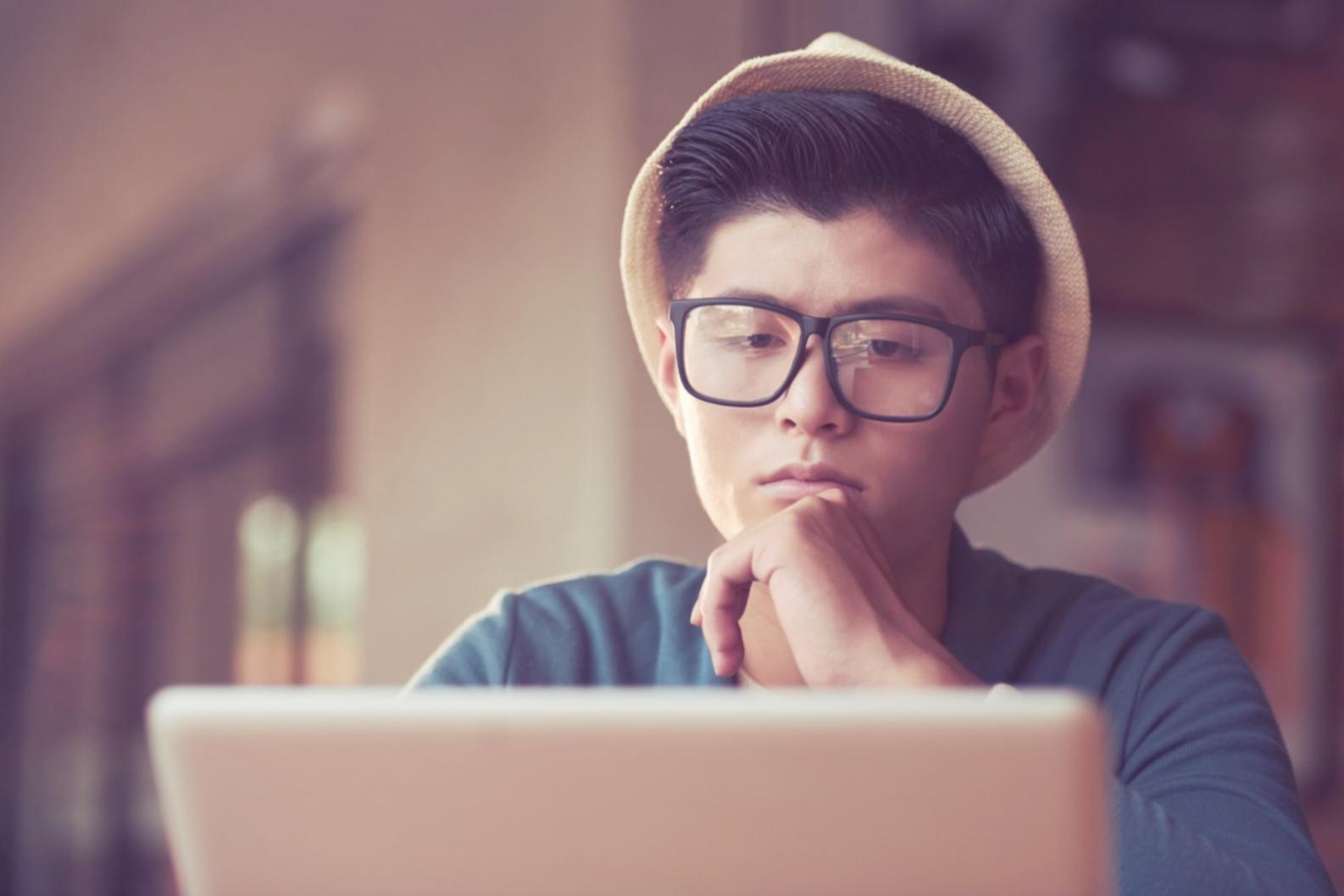 Ukarisatur ofis ortamında çok oyunculu oyun geliştirme süreçlerinin yürütüldüğü çalışma alanı